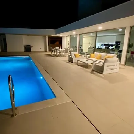 Willa Ocean View Architectural Modern *