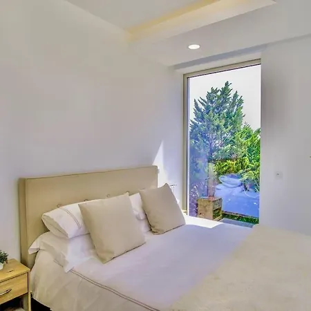 Ocean View Architectural Modern Бургау